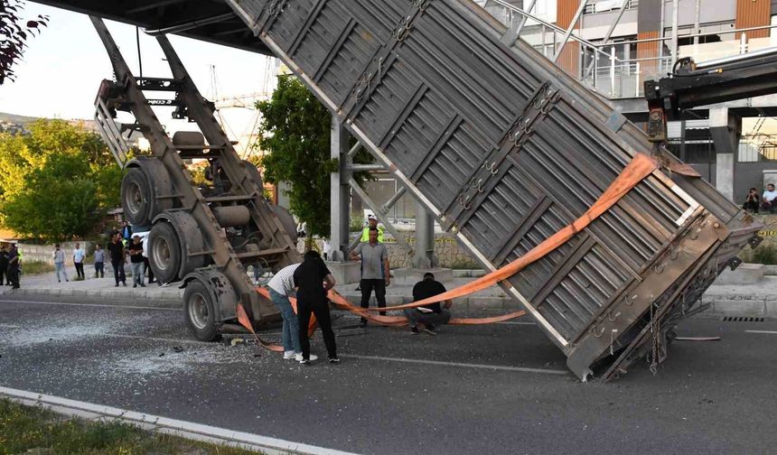 Tırın dorsesi üst geçide takıldı