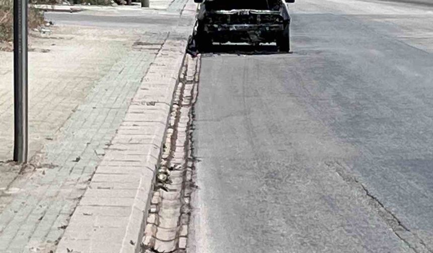 Yol kenarına bırakılan yanmış araç dikkat çekiyor