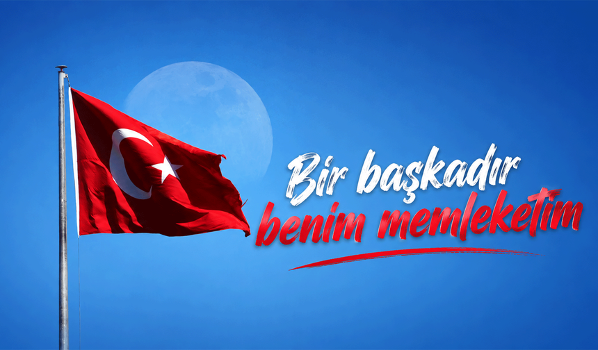Mavi gökyüzünde Türk bayrağı ve ay manzarası