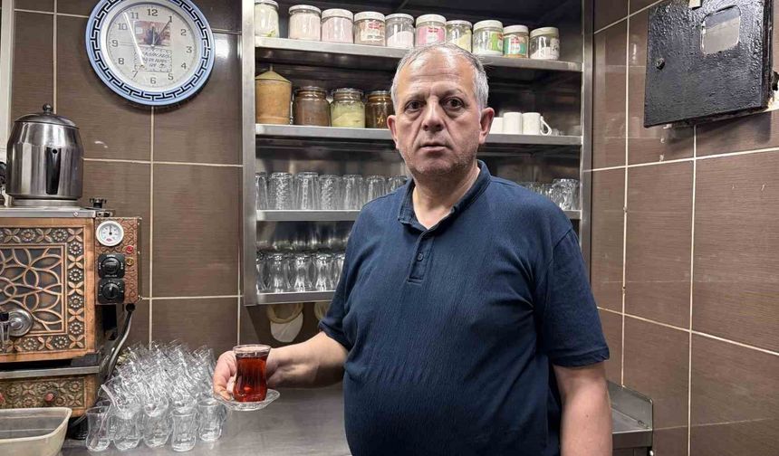 4 metrekare dükkanda 43 yıldır çay demliyor