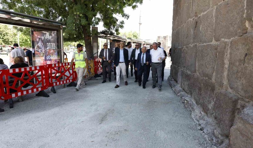 Başkan Büyükkılıç'tan Cumhuriyet Meydanı'ndaki büyük dönüşüme yakın takip