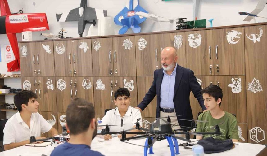 Başkan Çolakbayrakdar: 'Teknolojiyi tüketen değil, geleceği üreten nesiller yetiştiriyoruz'
