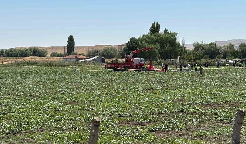 Düşen eğitim helikopteri vinçle kaldırıldı