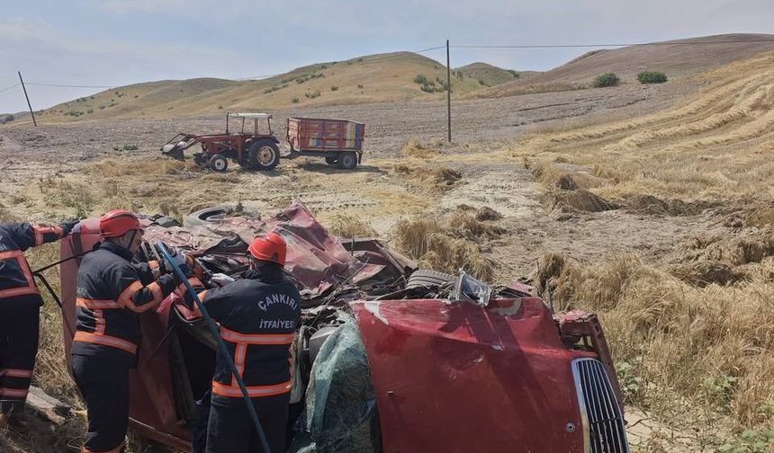 Hafif ticari araç ile otomobil çarpıştı: 3 ölü, 4 yaralı