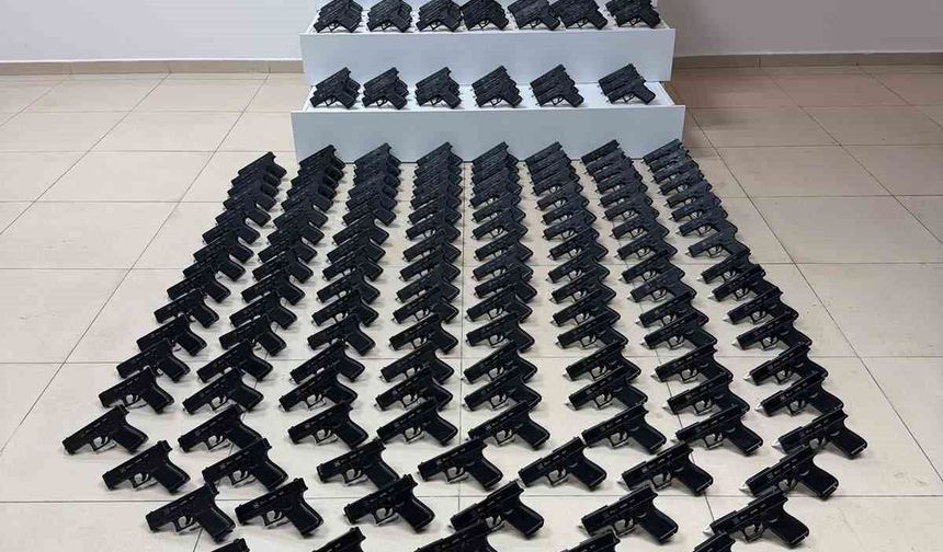 Konya'da polisten kaçakçılık operasyonu: 228 adet ruhsatsız tabanca ele geçirildi