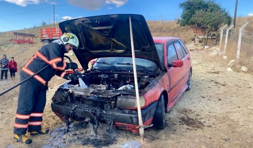 Park halindeki otomobilde çıkan yangın söndürüldü