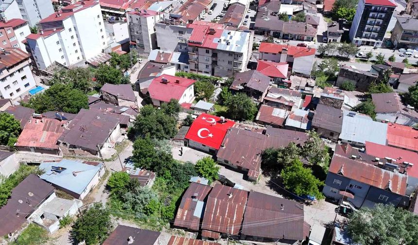 Vatan sevgisini evinin çatısına işledi