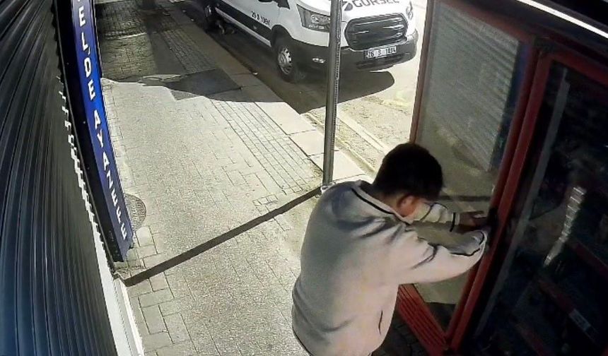 2 çocuk kilitli meşrubat dolabını böyle zorladı