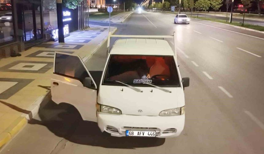 Alkollü ve ehliyetsiz sürücünün 'aracım arızalandı' oyununu polis bozdu