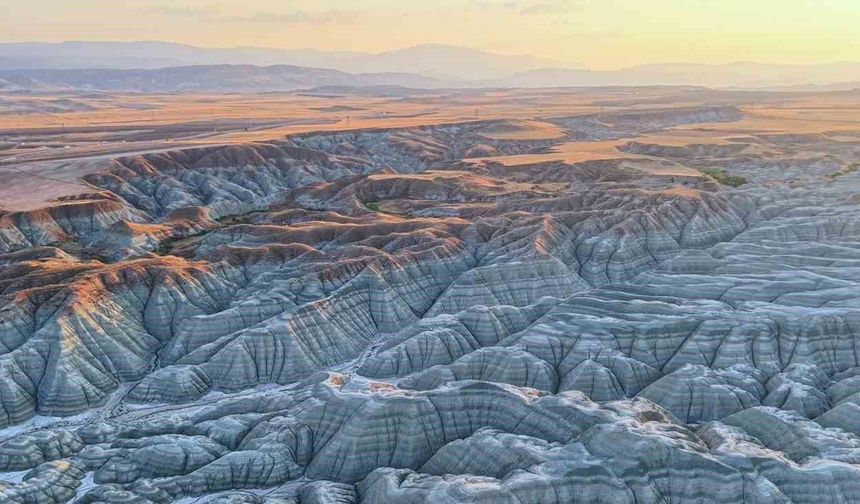 Doğanın sanat eseri Gökkuşağı Tepelerinde gün batımı masalı