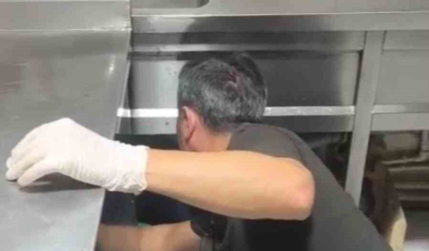 Eğlence mekanlarına yönelik operasyonda mutfak tezgahının altına saklanan kadın dikkat çekti