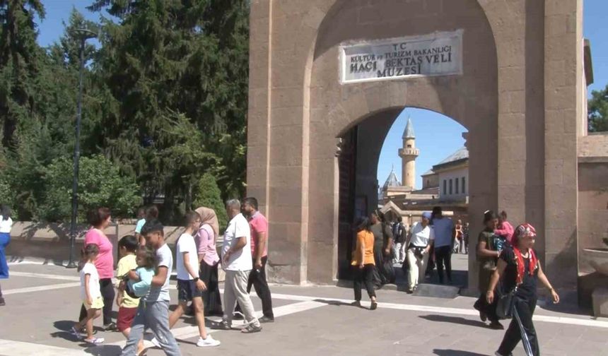 Hacı Bektaş Veli Türbesi'ne ziyaretçi akını