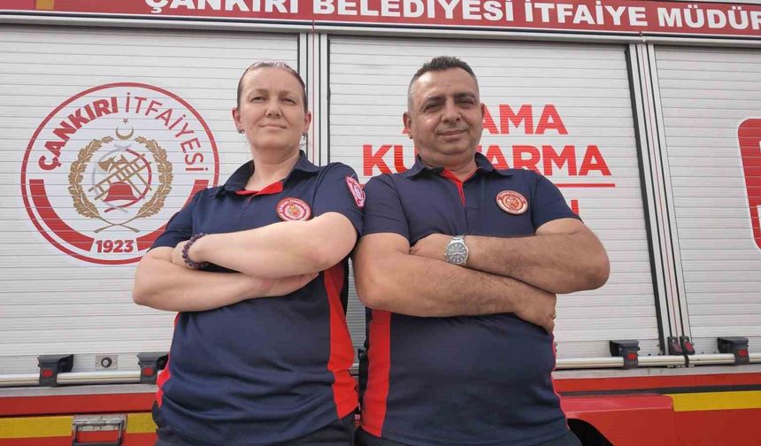 İtfaiyeci çift birlikte can kurtarıyor: Biri telsiz başında, diğeri olay yerinde görevini aşkla yapıyor