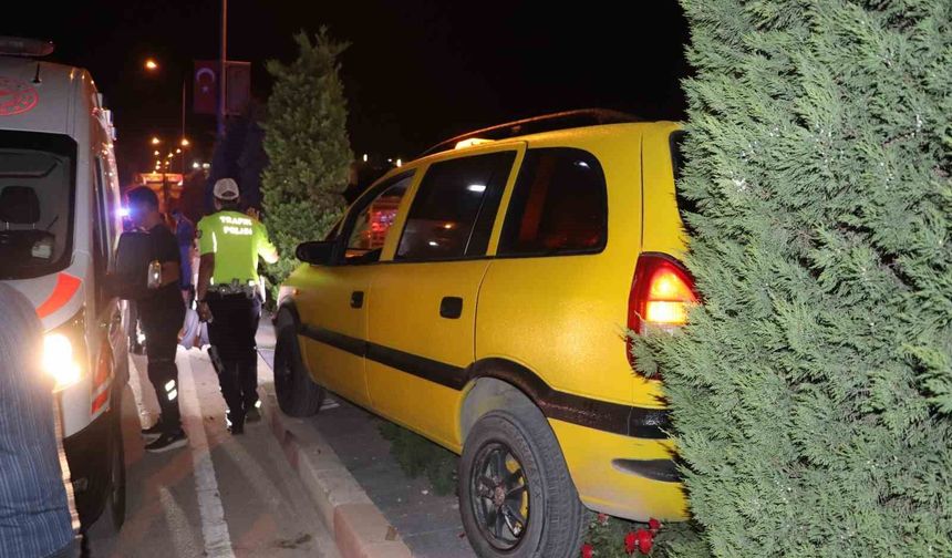 Kontrolden çıkan ticari taksi refüje çıktı: 2 yaralı