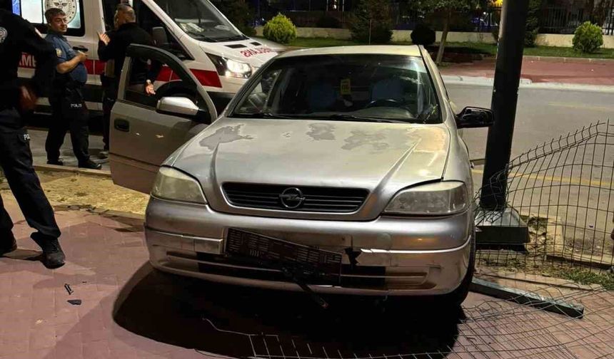Otomobil refüje çıktı: 1 yaralı