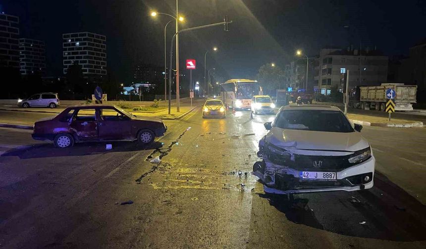 Otomobiller çarpıştı: 2 yaralı