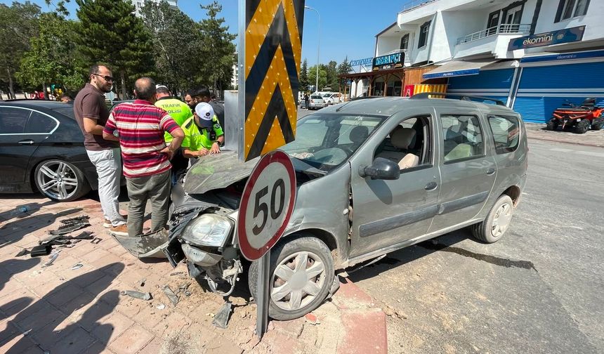 Ters yöne giren otomobil kazaya neden oldu