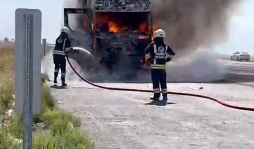 Tırın çekici bölümünde çıkan yangın paniğe neden oldu