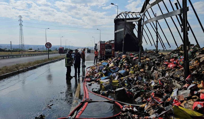 Tırın dorsesinde çıkan yangını itfaiye söndürdü
