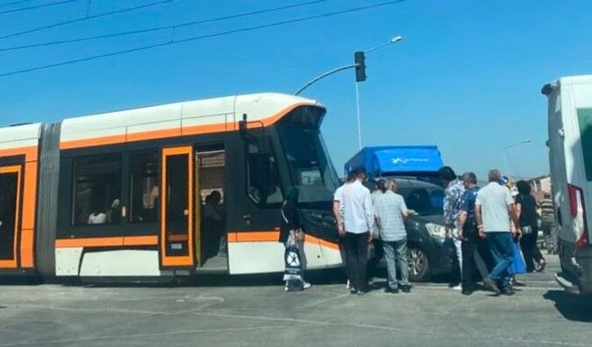 Tramvay ile araç çarpıştı, seferlerde aksama yaşandı