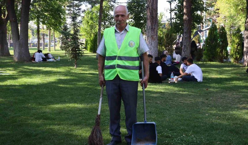 Türkü duyunca dayanamayan temizlik görevlisinin sesi dinleyenleri mest etti