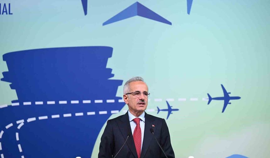 Bakan Uraloğlu: 'Canlı uçuş takip sistemimiz sayesinde Türkiye hava sahasındaki iç hat, dış hat ve transit uçuşlar da harita üzerinden anlık olarak izlenebiliyor'