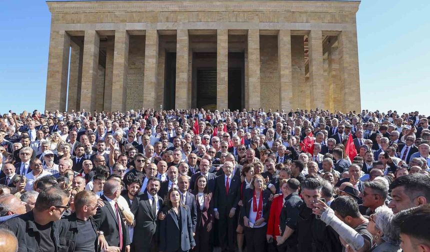 CHP Genel Başkanı Kılıçdaroğlu Anıtkabir'i ziyaret etti