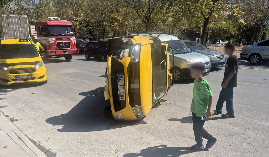 İki araçlı kazada ticari taksi devrildi: 1 yaralı