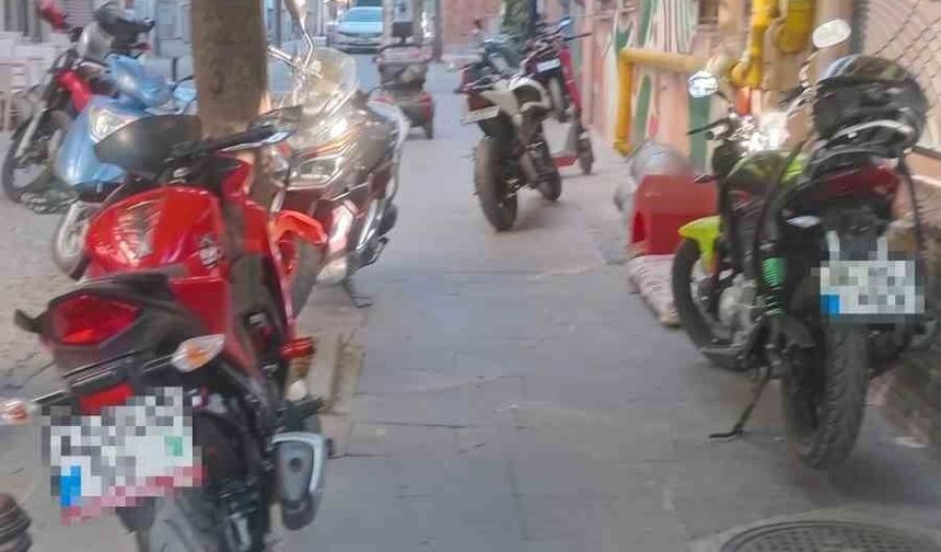 Kaldırımlar motosiklet otoparkına döndü