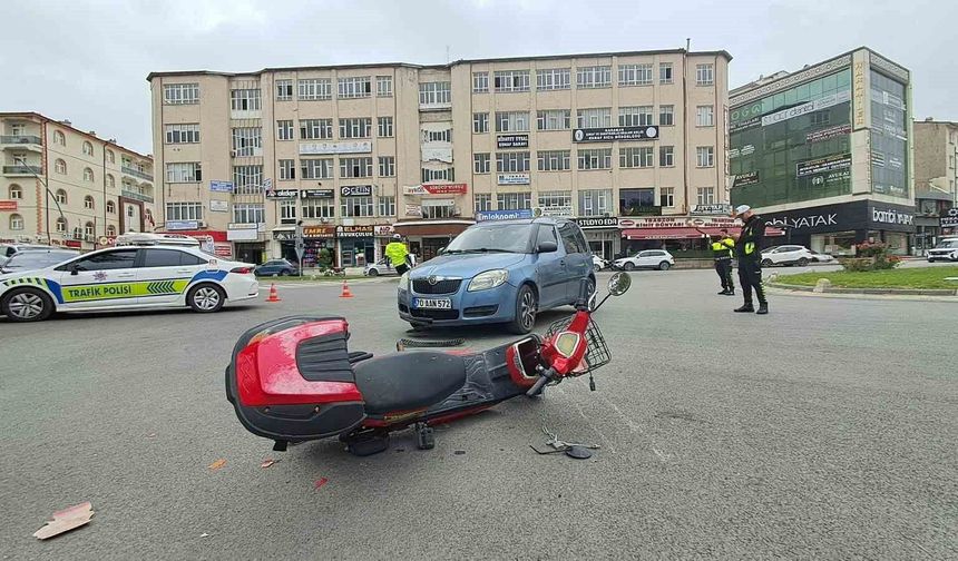 Otomobil ile elektrikli bisiklet çarpıştı: 83 yaşındaki sürücü yaralandı