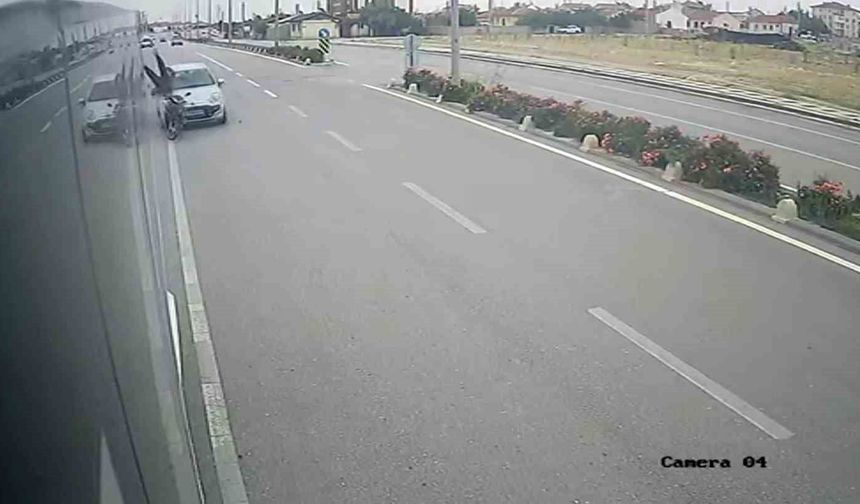 Otomobilin çarptığı elektrikli bisiklet sürücüsü havaya fırladı: O anlar kamerada