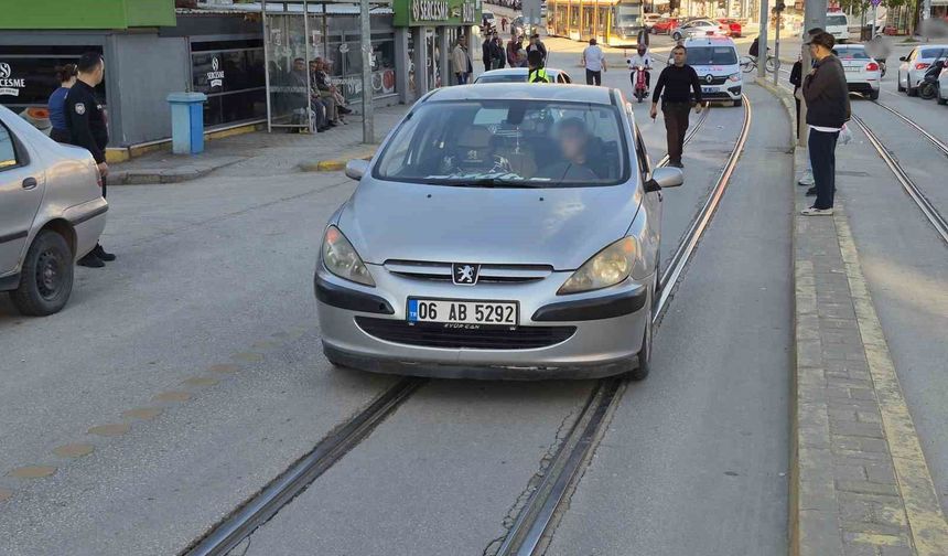 Otomobilin çarptığı yaşlı kadın yaralandı