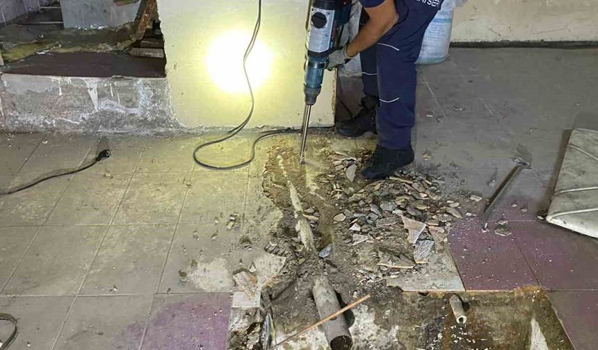 Su borusuna sıkışan yavru kediyi itfaiye kurtardı