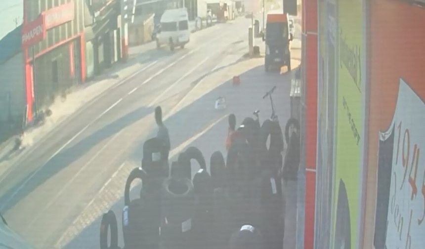 15 yaşındaki motosiklet sürücüsünün ağır yaralandığı kaza kamerada