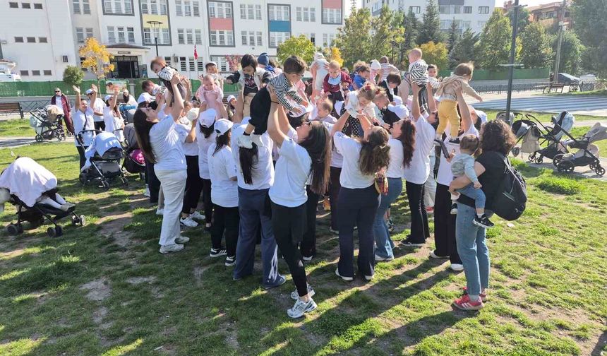 75 anne aynı anda bebekleriyle birlikte egzersiz yaptı