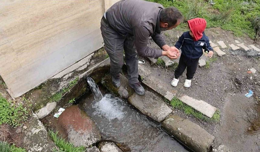 Aksaray'da yeraltından gazlı su çıkıyor