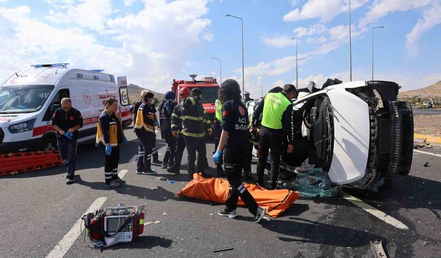 Kamyonet ile otomobil çarpıştı: 2 ölü, 1 yaralı