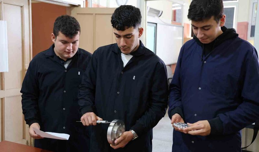 Meslek lisesi öğrencileri endüstriyel robot kol üretimine başladı