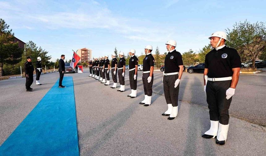 Vali Akmeşe, 807 polis adayıyla derste buluştu