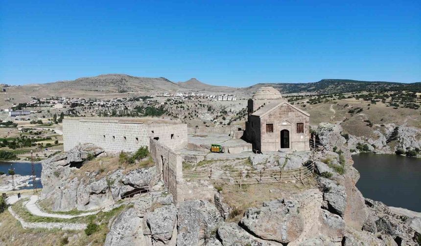 Yüksek Kilise yerli ve yabancı turistleri ağırlamaya devam ediyor