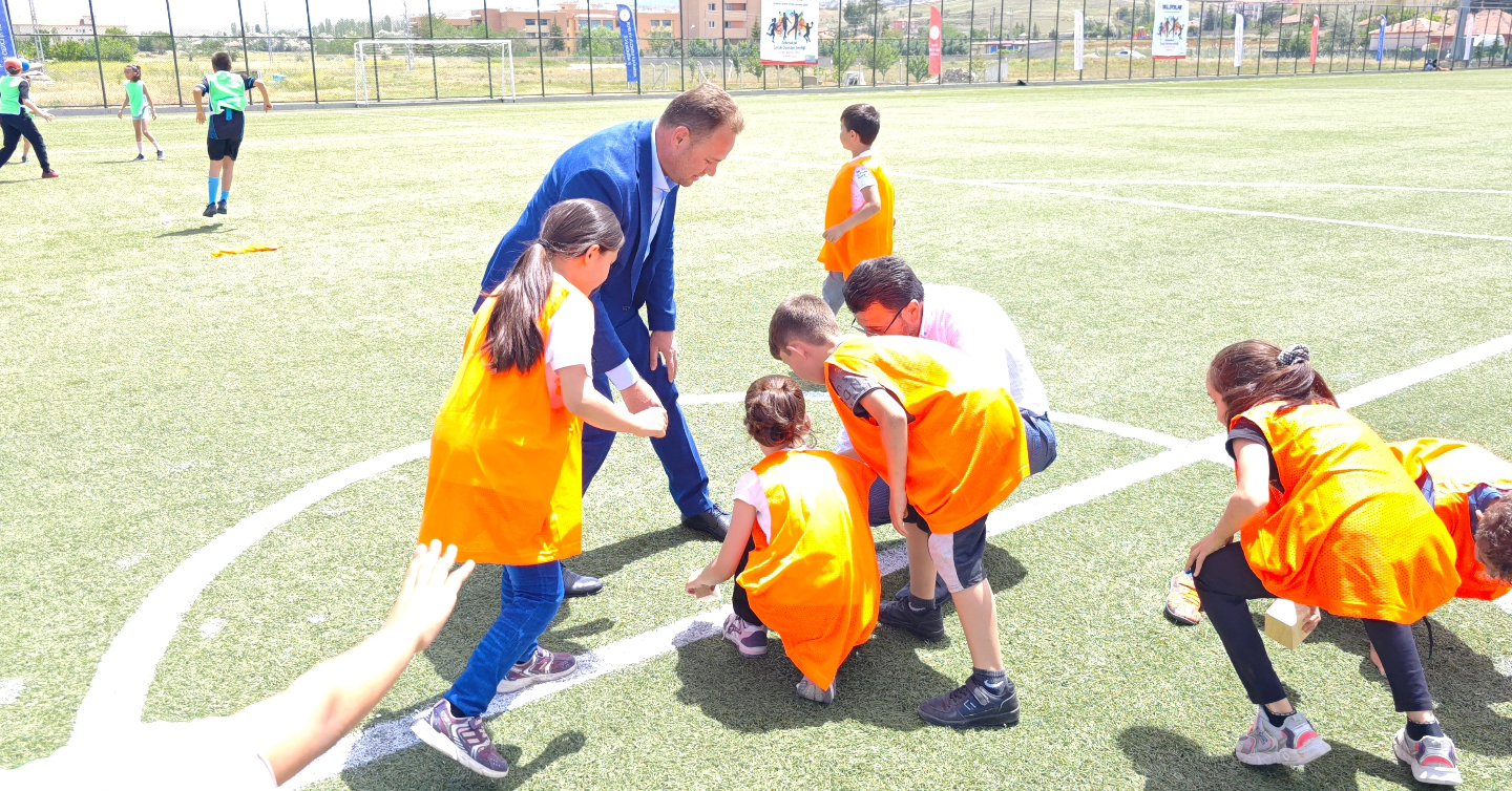 Kırıkkale’de Okul Sporları Geleneksel Çocuk Oyunları Şenliği Başladı (2)