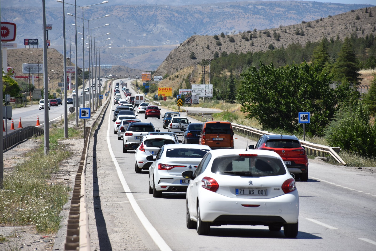 'Kilit Kavşak' Kırıkkale’de Bayram Dönüşü Trafik Yoğunluğu Ediyor (1)