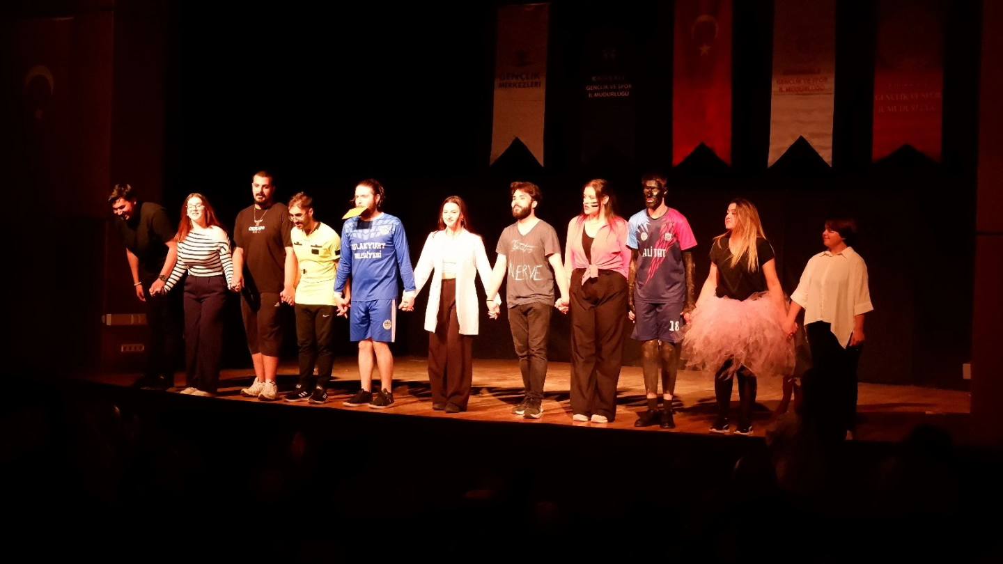 Kırıkkale’de 'Anormal Normaller' Tiyatro Gösterisi Büyük Beğeni Topladı