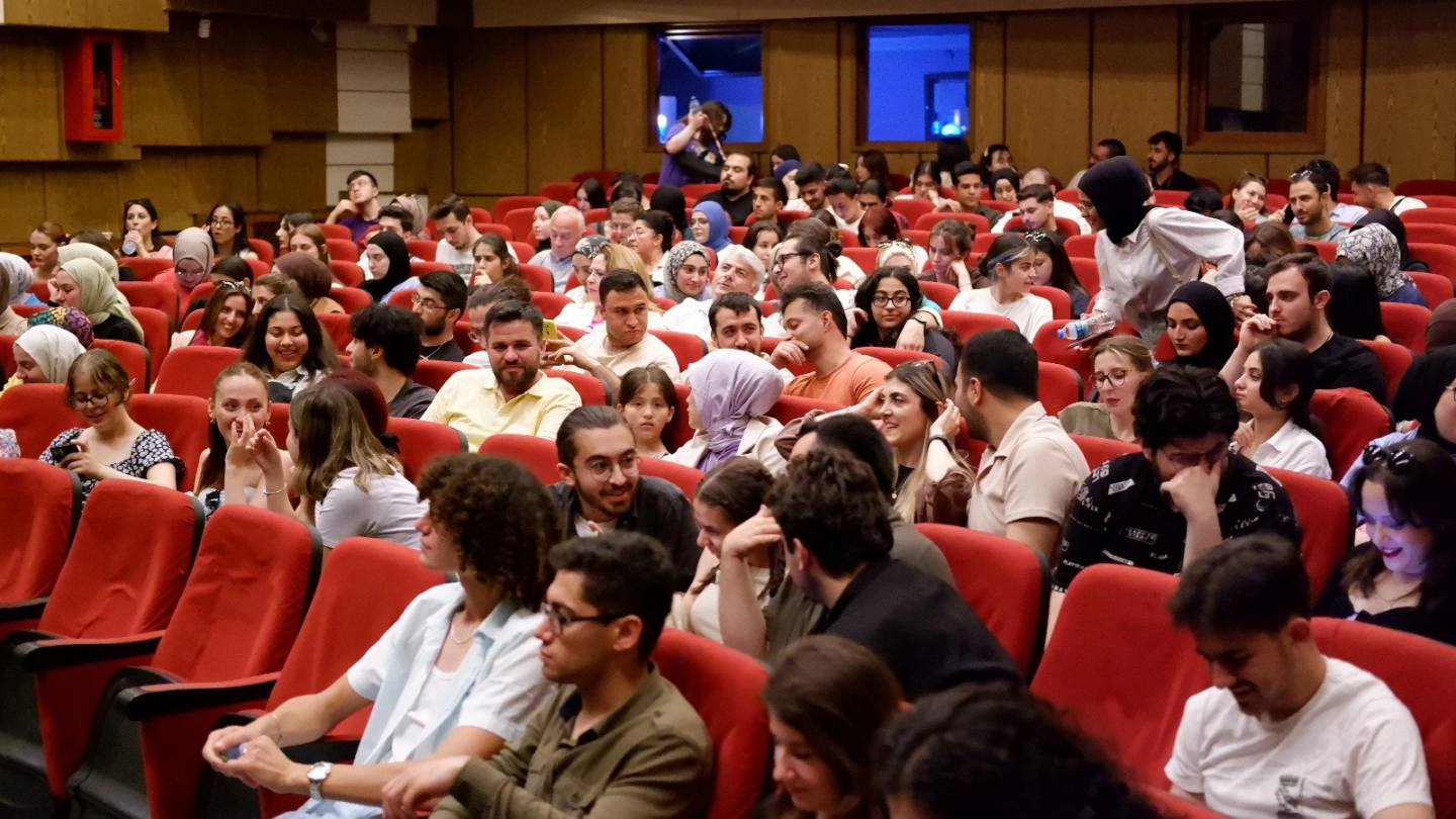 Kırıkkale’de 'Anormal Normaller' Tiyatro Gösterisi Büyük Beğeni Topladı2