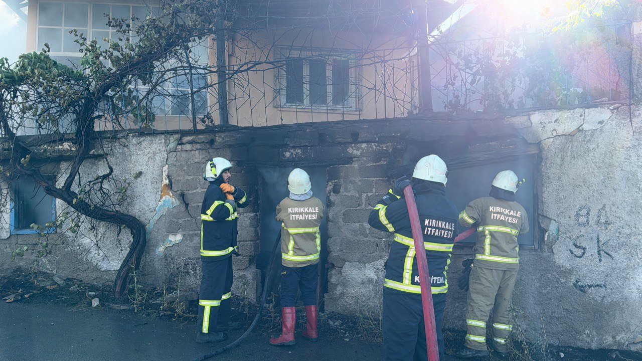 Kırıkkale'de Müstakil Evde Çıkan Yangın Söndürüldü (3)