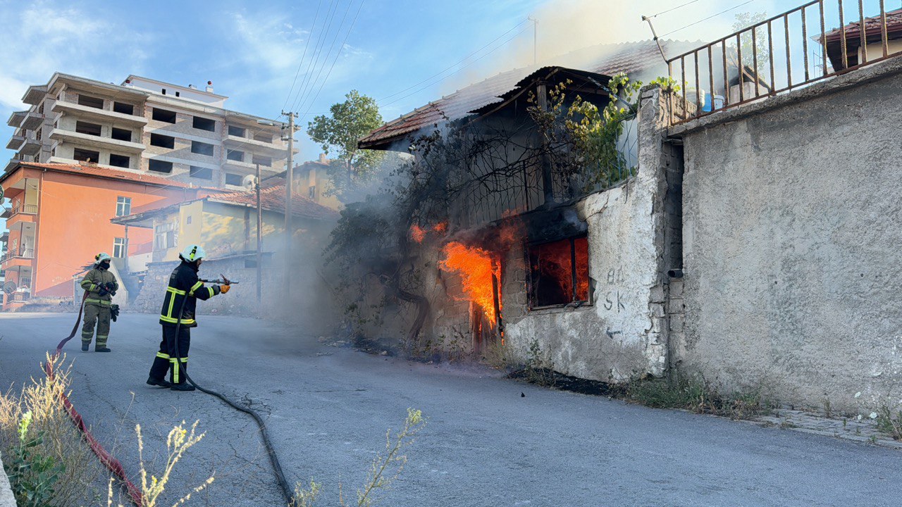 Kırıkkale'de Müstakil Evde Çıkan Yangın Söndürüldü (4)