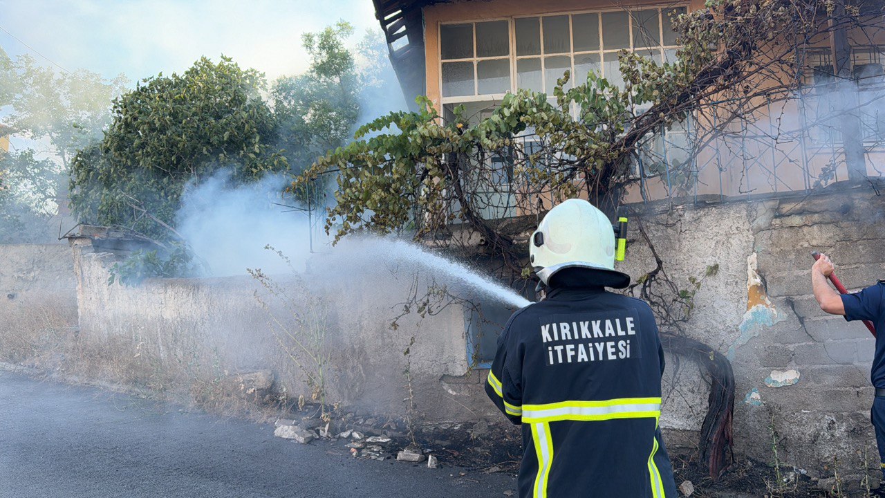 Kırıkkale'de Müstakil Evde Çıkan Yangın Söndürüldü (5)