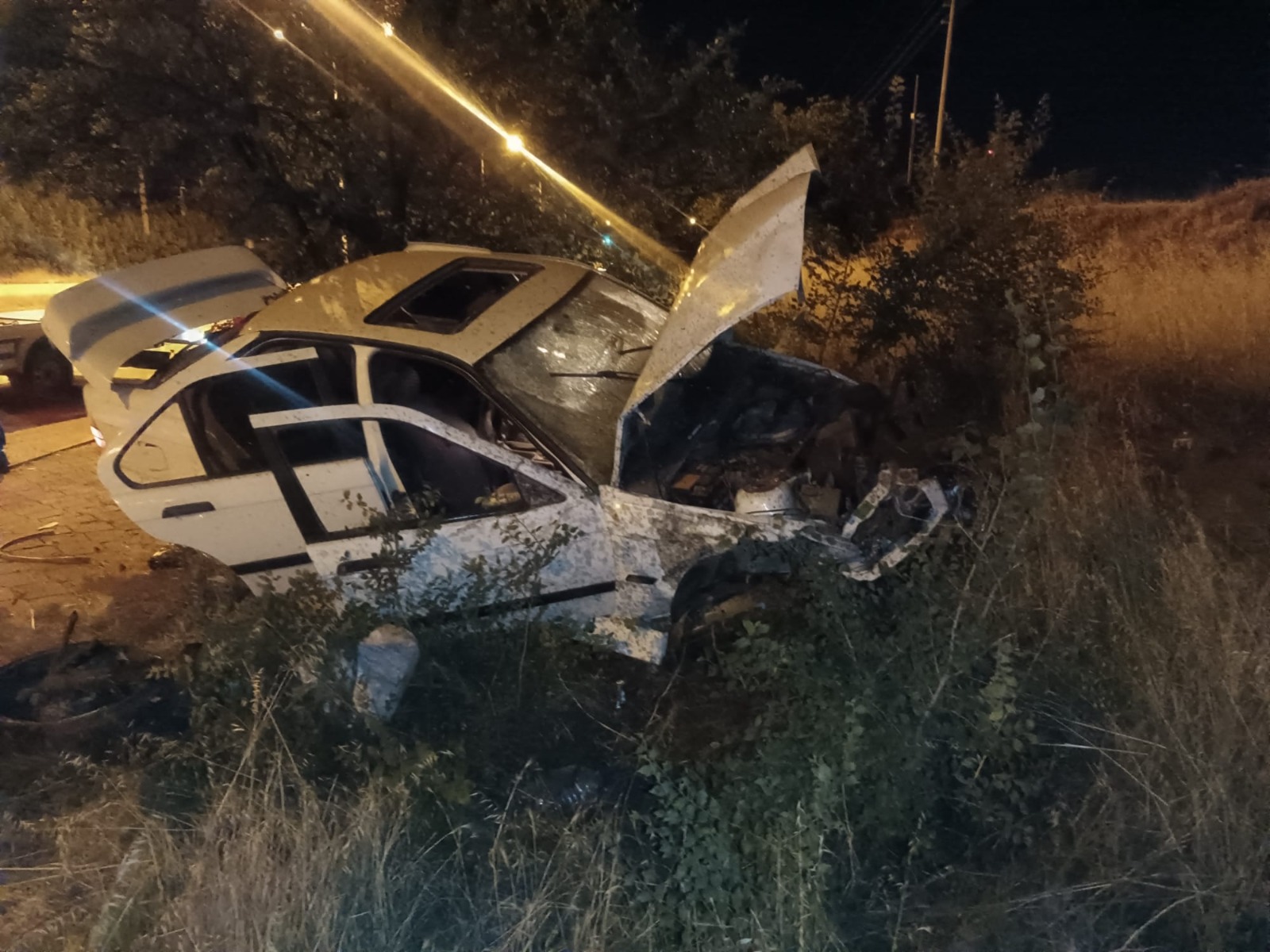 Kırıkkale’de Otomobil Trafik Levhalarına Ve Ağaca Çarptı! 4 Yaralı2