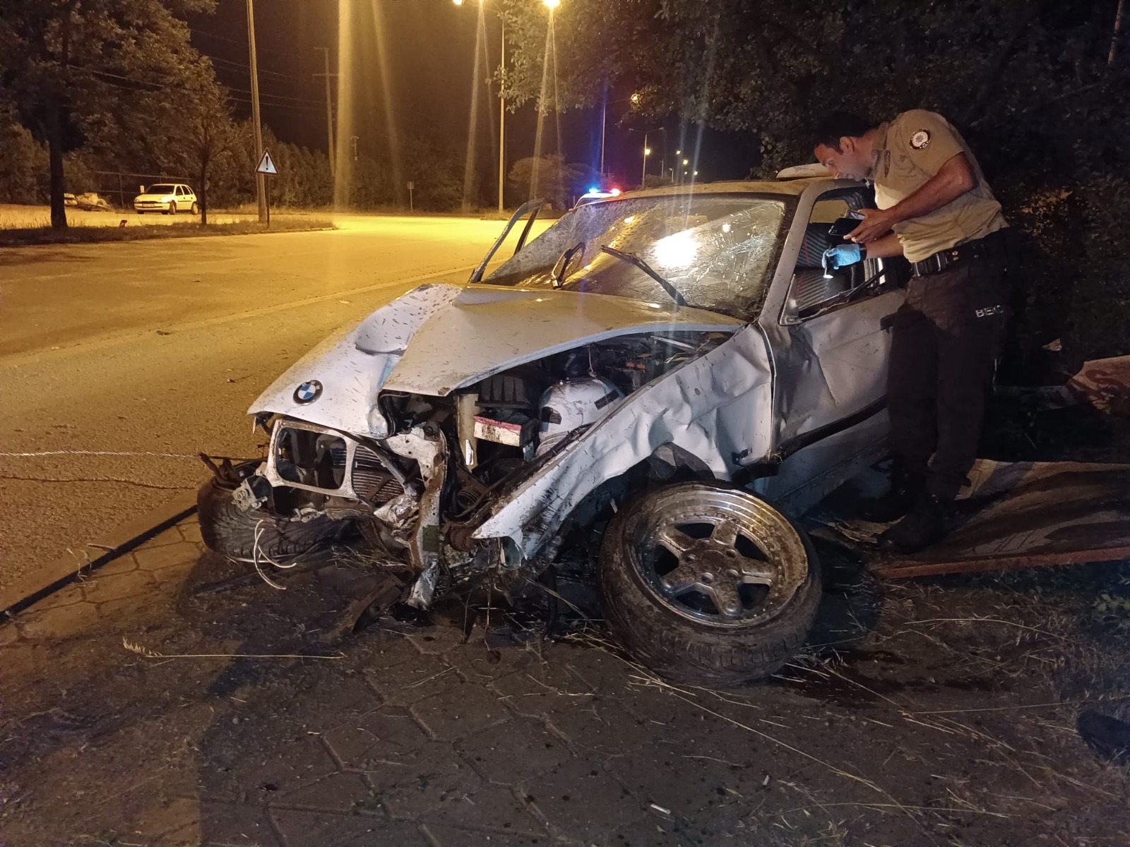 Kırıkkale’de Otomobil Trafik Levhalarına Ve Ağaca Çarptı! 4 Yaralı3