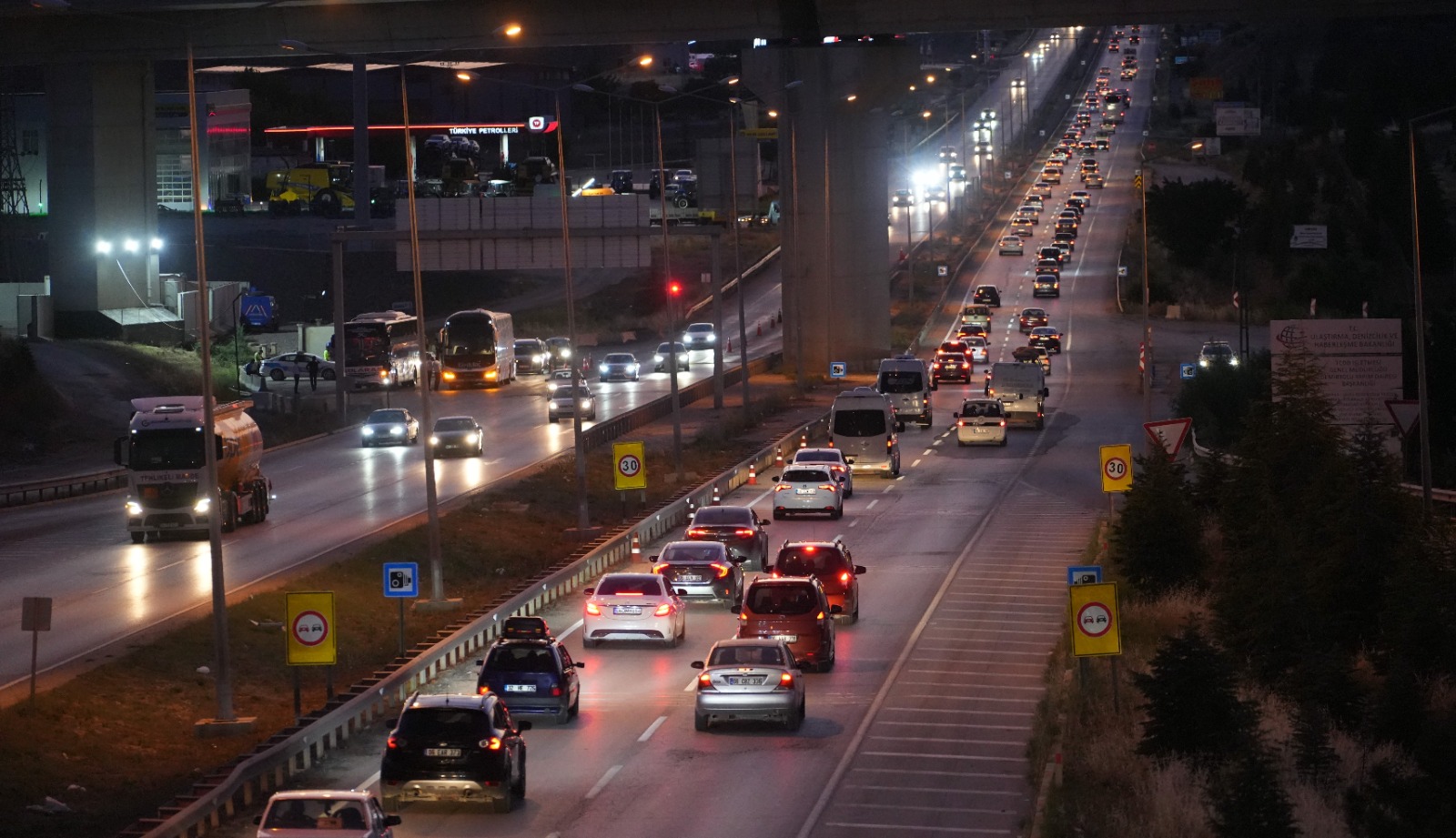 Kırıkkale’de Trafik Yoğunluğu! Tatilciler Dönüşe Geçti! (1)